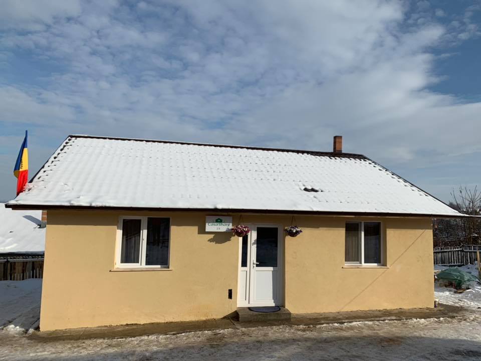 Roxana, fetița din Vaslui care își dorea doar "piure cu carne", a primit o casă de Crăciun / FOTO