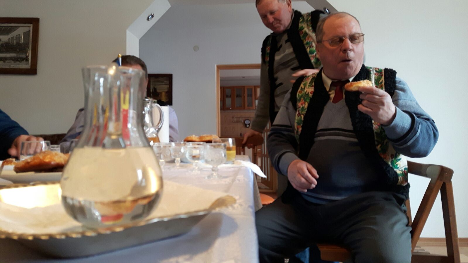 Botoşănenii ţin la tradiţii! Au băut cele 40 de păhărele de alcool! „Ahhh că tare e bună...Udrea” GALERIE FOTO