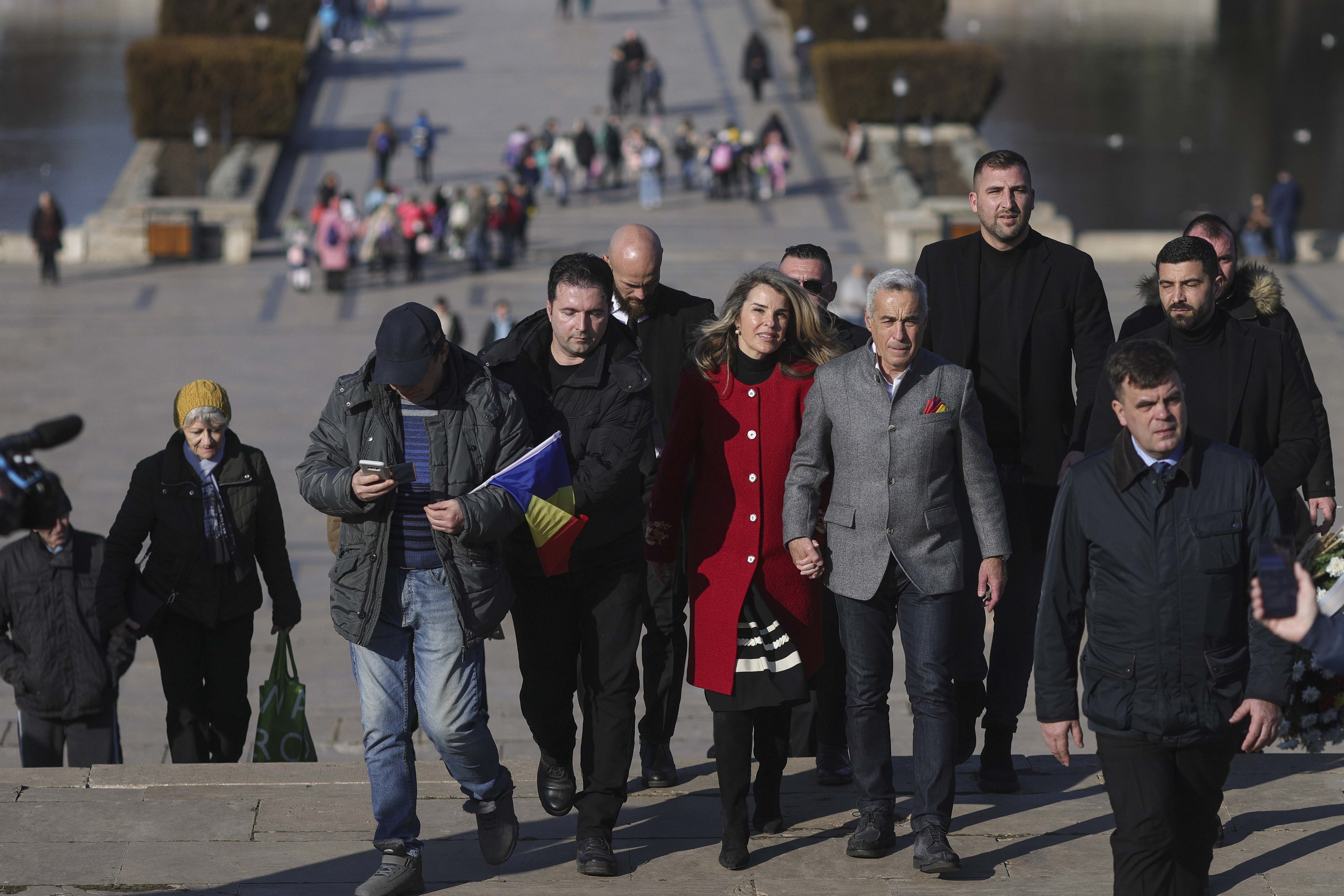 Călin Georgescu a fost înconjurat de mii de oameni la „Marea Horă a Unirii Neamului”: „Suntem legați pentru totdeauna ca frați și surori”