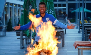 GALERIE FOTO / Dansând cu "lupii" pe lângă foc. Mutu, în FLĂCĂRI