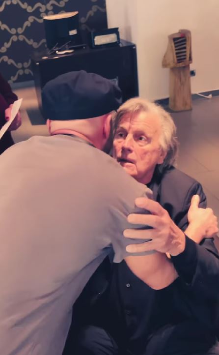 Mihai Bendeac, în genunchi în fața lui Florin Piersic: „O întâmplare care m-a rupt”. Marele actor a vrut să îi pupe mâna
