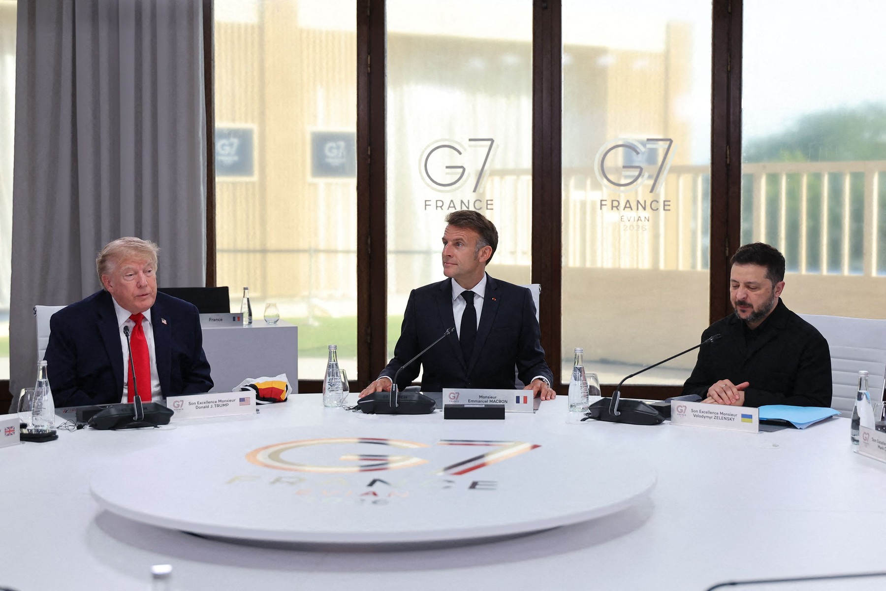 Emmanuel Macron, moment stânjenitor la întâlnirea cu soția lui Erdoğan, la Summitul NATO de la Ankara. Gestul nepotrivit făcut de președintele Franței