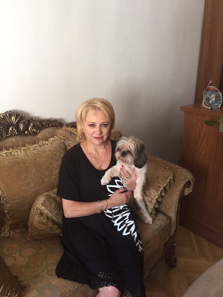 Atunci și Acum: Viorica Dăncilă, campanii pe tocuri, pe ulițele satului și iubitoare a portului tradițional