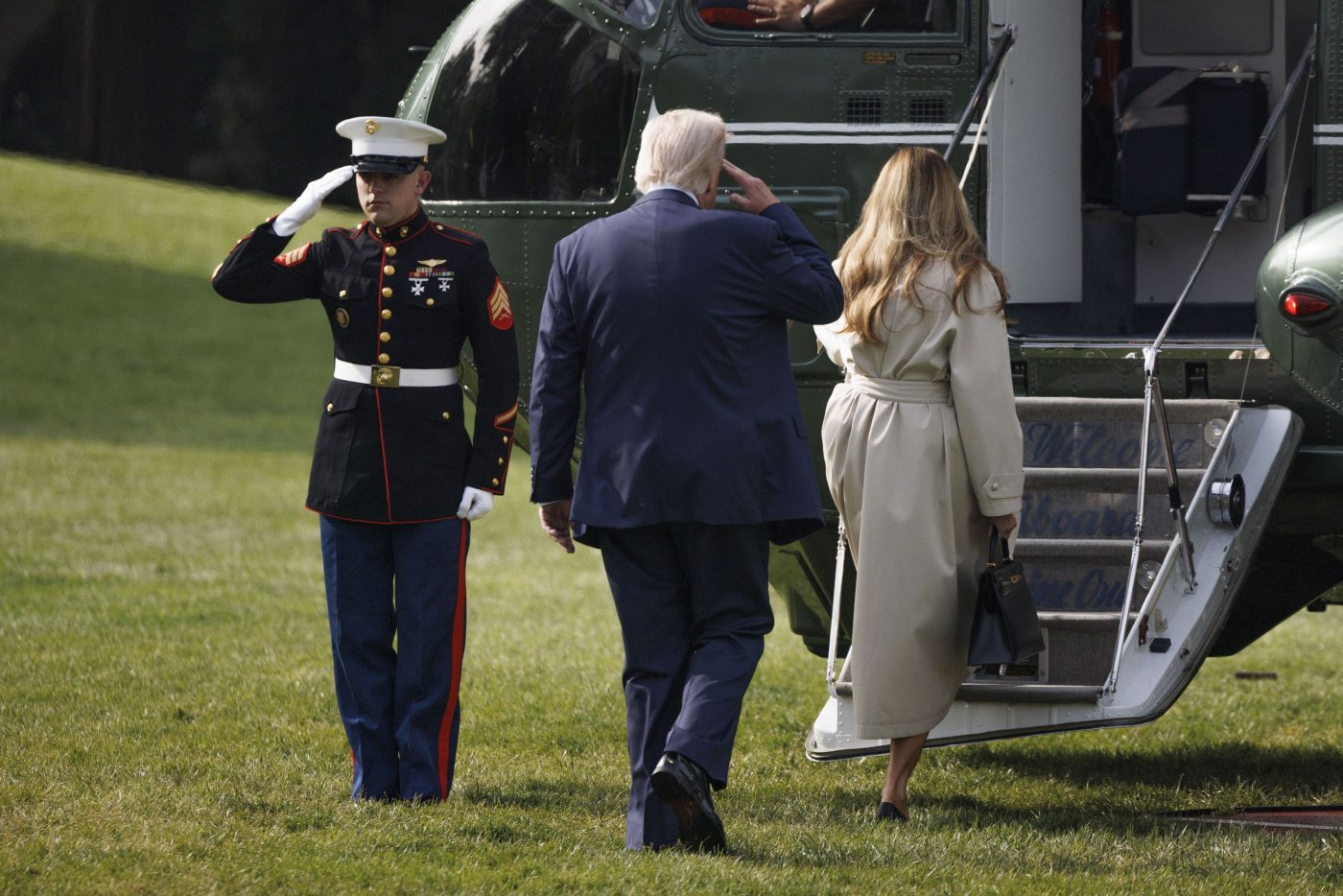 Donald Trump și Melania, surprinși într-un rar moment de tandrețe în drum spre Vatican pentru funeraliile Papei Francisc