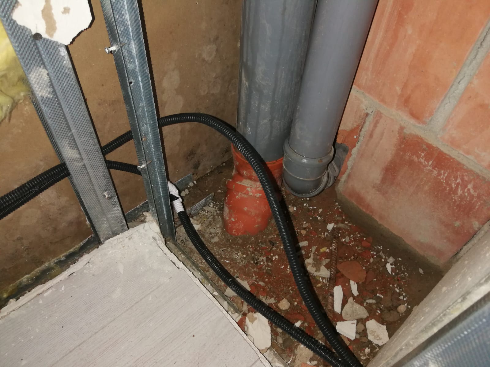 Scandal într-un complex rezidențial de lux din Capitală. Proprietarii au primit somații din partea furnizorilor de utilități: „Stau în mașini de sute de mii de euro, dar nu-și plătesc întreținerea apartamentului”