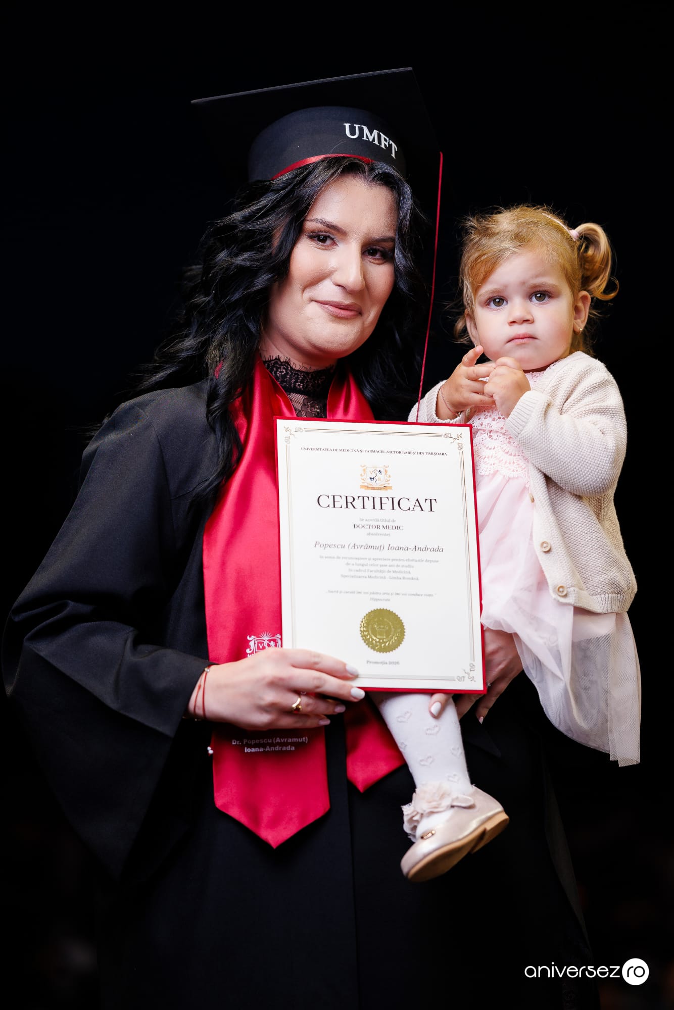 Mamele care au terminat Medicina cu copiii în brațe