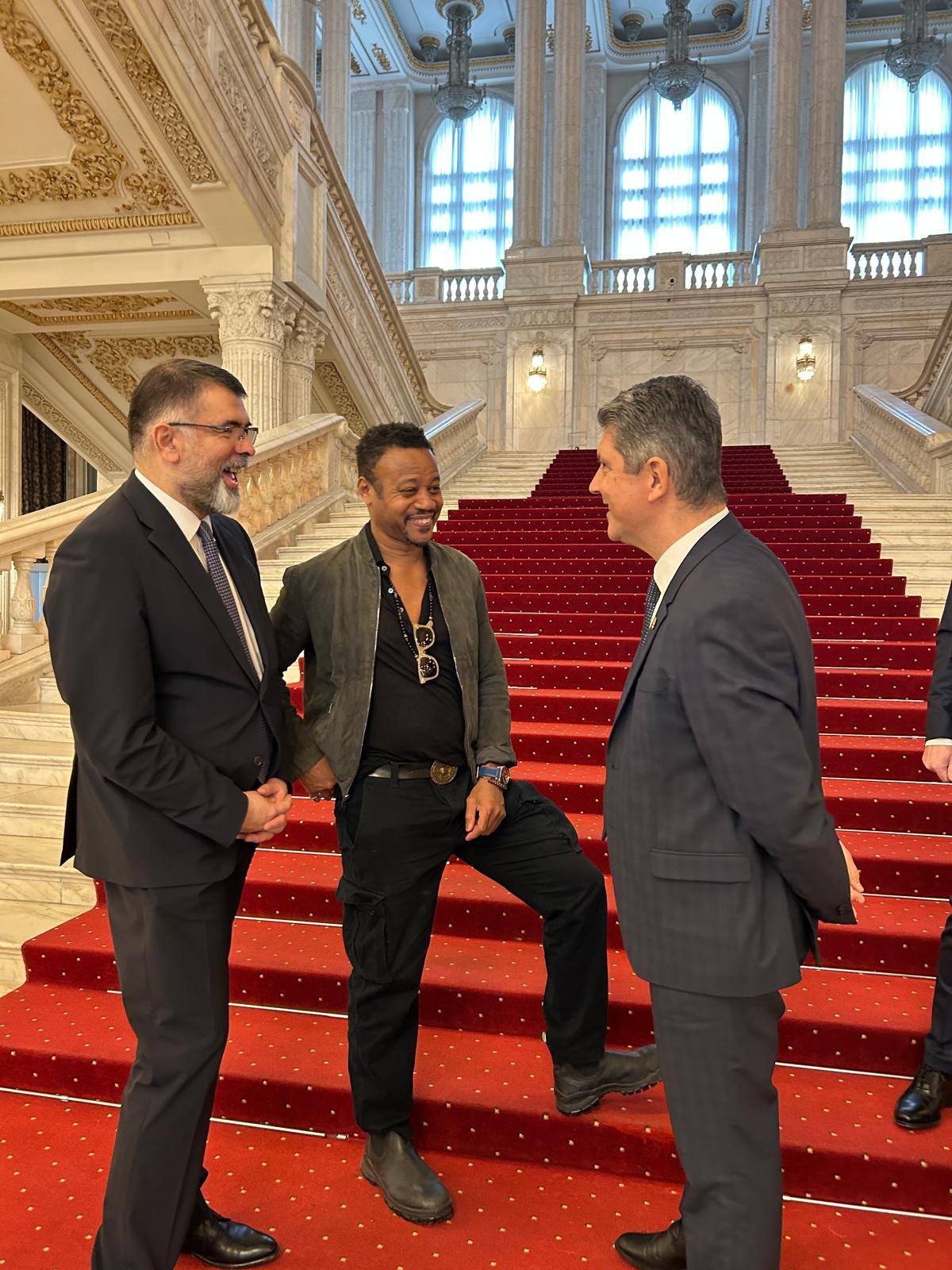 Cuba Gooding jr, vizită în România. Actorul a ajuns pe șantierul clinicii de la Obregia și la Senat