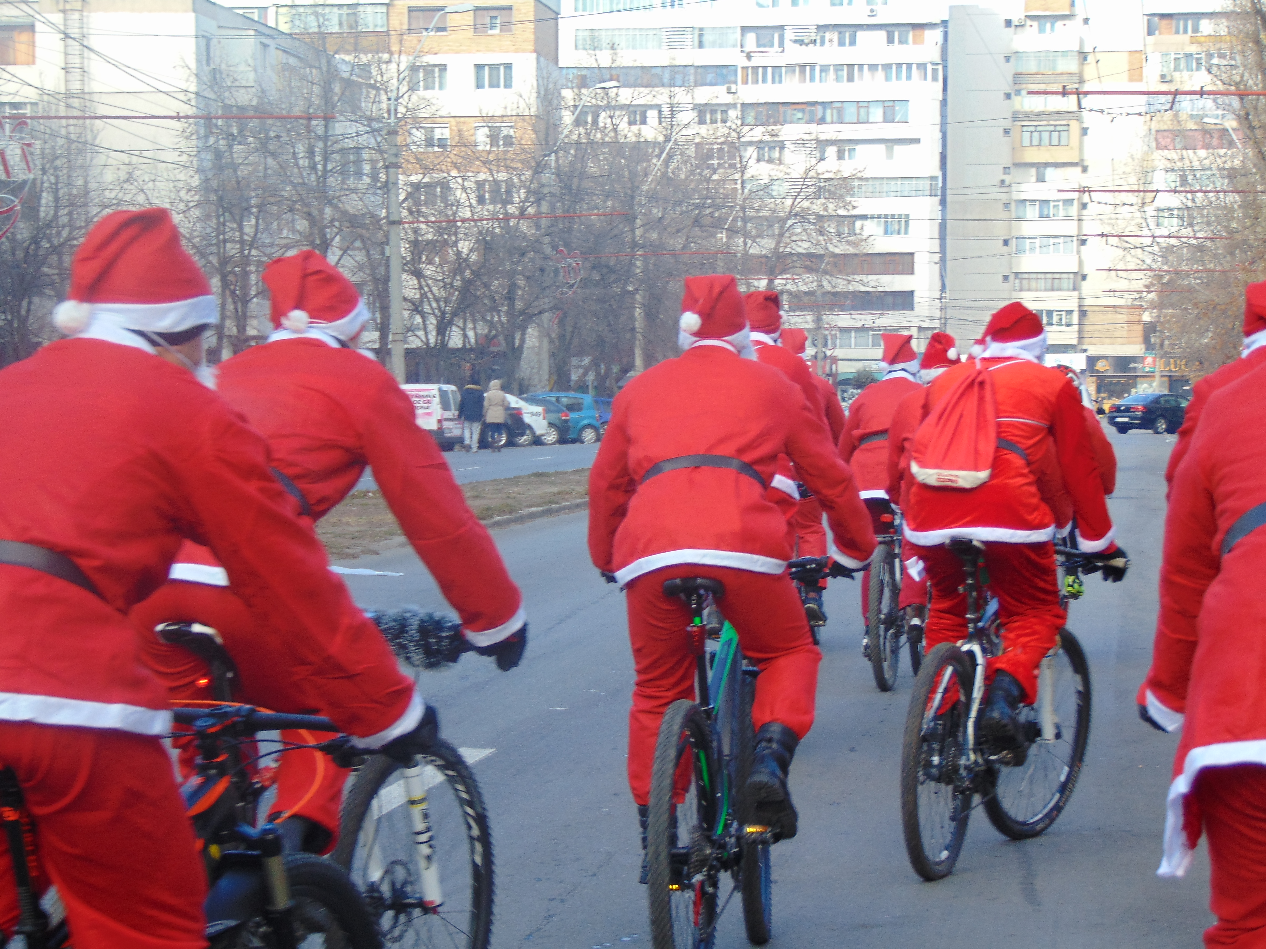 Moș Crăciun a dat sania pe bicicletă și a împărțit dulciuri celor mici. Pe unde se plimbă ciclo-moșii /GALERIE FOTO