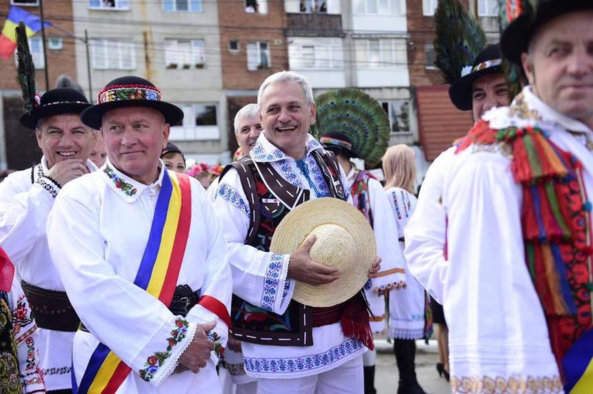 GALERIE FOTO/ Cum se îmbracă bărbaţii din politică. Klaus Iohannis este obsedat de cravata albastră, Eugen Teodorovici îşi pune iniţialele pe cămăşi