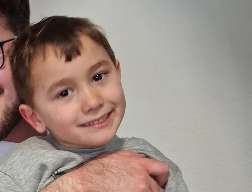 „Levették a ruhámat, és benne maradt a bőröm” – Ráborult a forró abálólé Stadler József 5 éves unokájára