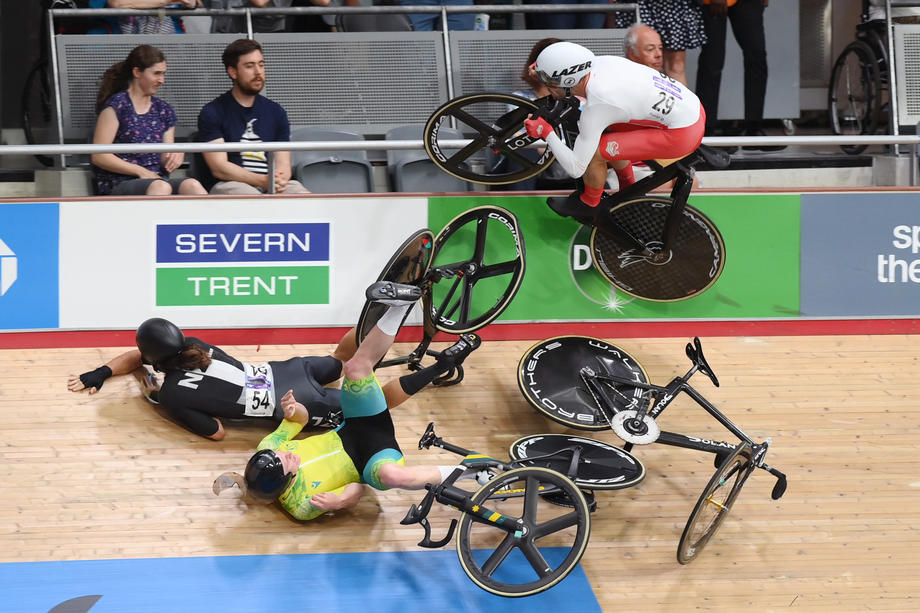 Un ciclist britanic a zburat în tribună, după un accident teribil pe velodrom, la Jocurile Commonwealth. Trei sportivi sunt în spital, doi spectatori au fost răniți