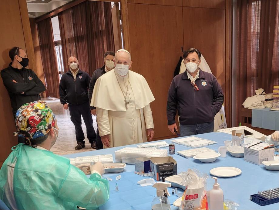 Papa Francisc, vizită-surpriză făcută persoanelor fără adăpost din Roma care s-au vaccinat la Vatican
