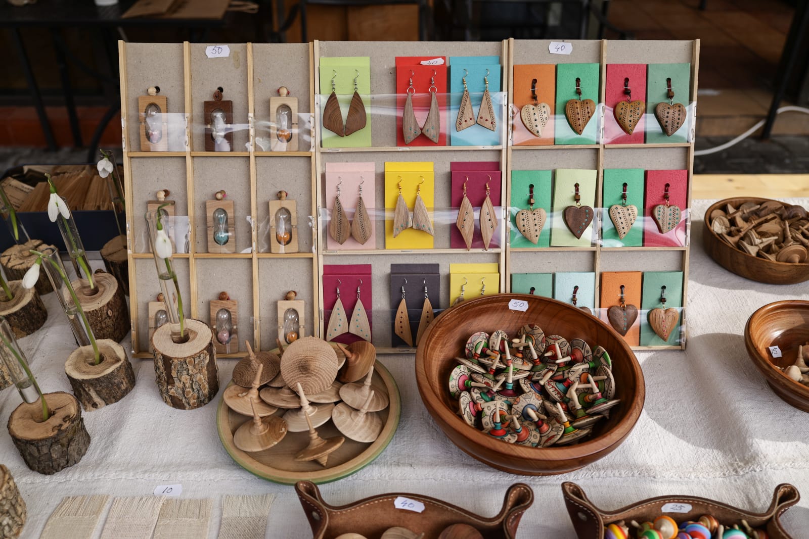 De la mărțișoare handmade la adevărate bijuterii din aur și argint: ce prețuri găsești la Târgul Mărțișorului 2026
