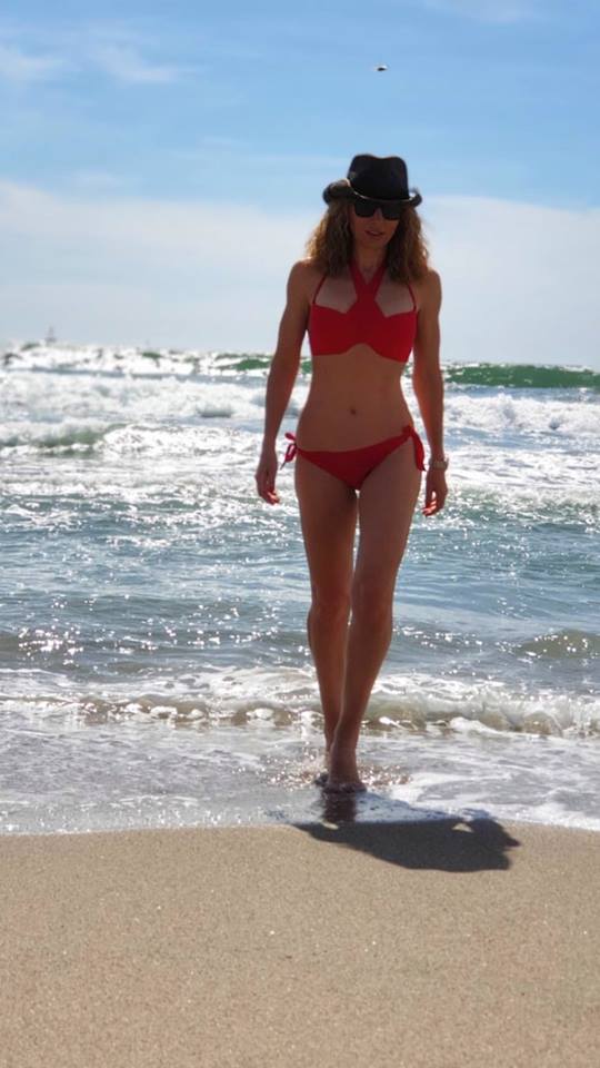 Carmen Brumă, perfectă în costum de baie. Și-a etalat trupul pe plajele din America | FOTO