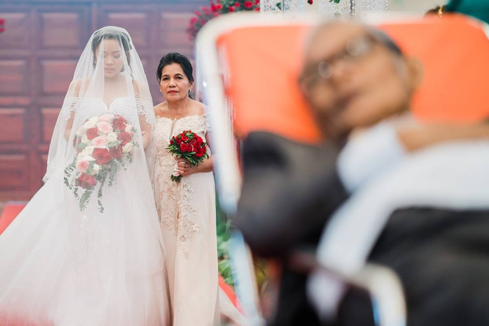 FOTO | Un tată bolnav de cancer în fază terminală și-a împlinit ultima dorință: Și-a condus fiica la altar