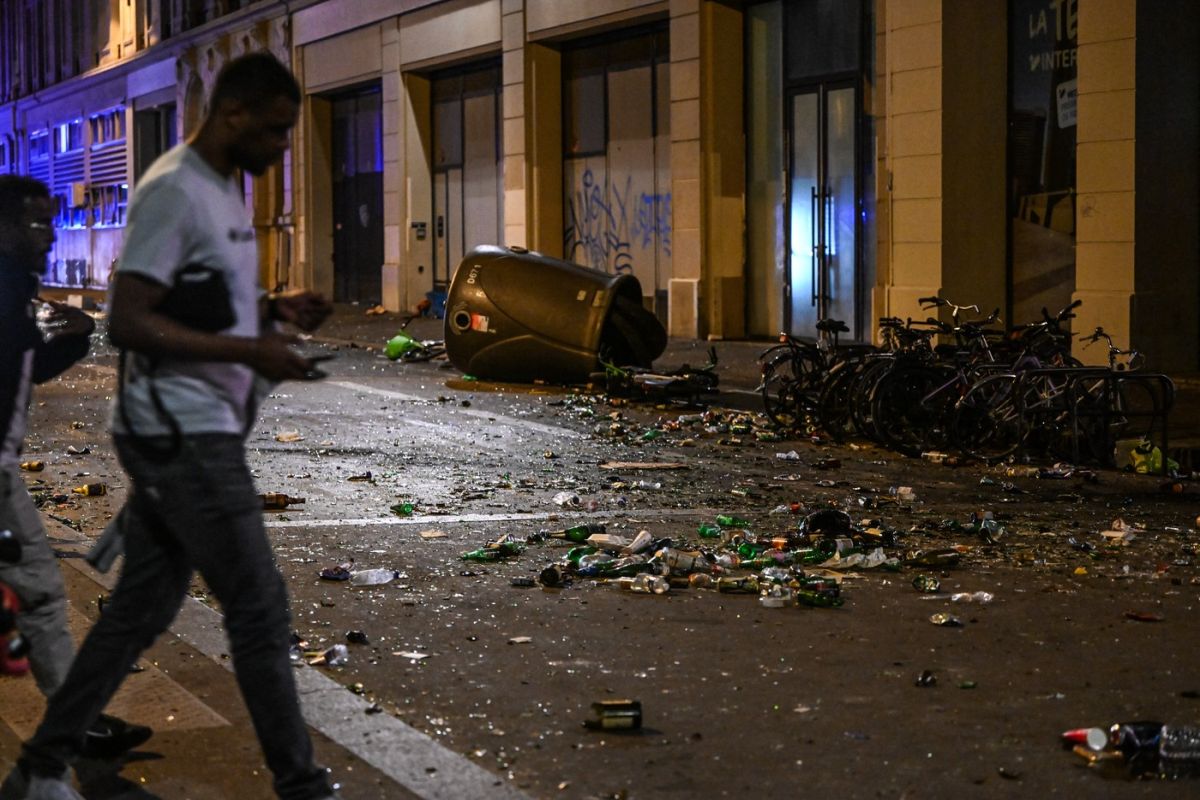 Victoria stângii în alegerile din Franța, sărbătorită de mii de oameni în centrul Parisului. Ciocniri între poliție și unii manifestanți