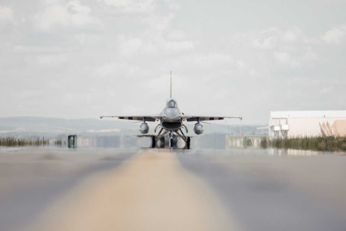 Alte trei avioane F-16 cumpărate din Norvegia au ajuns în România. Cât au costat avioanele care fac tranziția spre F35