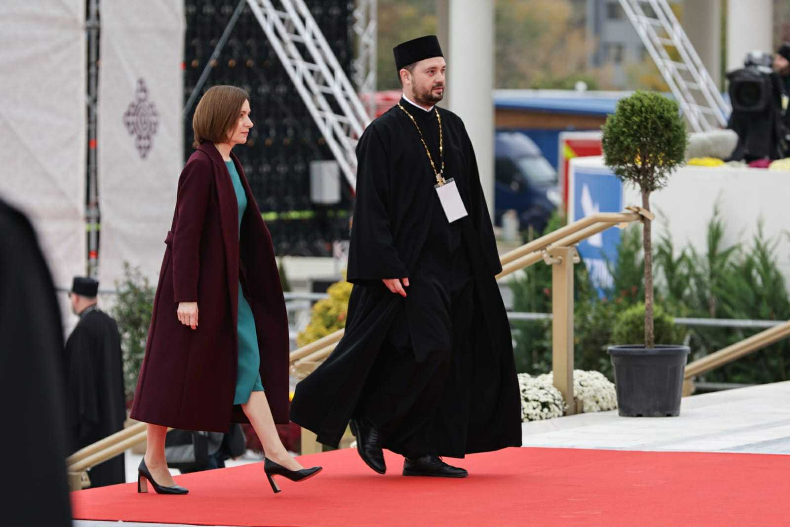 Mirabela Grădinaru, în negru din cap până în picioare la sfințirea Catedralei Mântuirii Neamului. Ce a purtat pe cap partenera lui Nicușor Dan