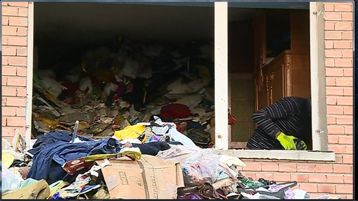 FOTO/ Un munte de gunoaie a fost scos din apartamentul unui bărbat din Constanța. Deșeurile îngropaseră până și lustra din sufragerie