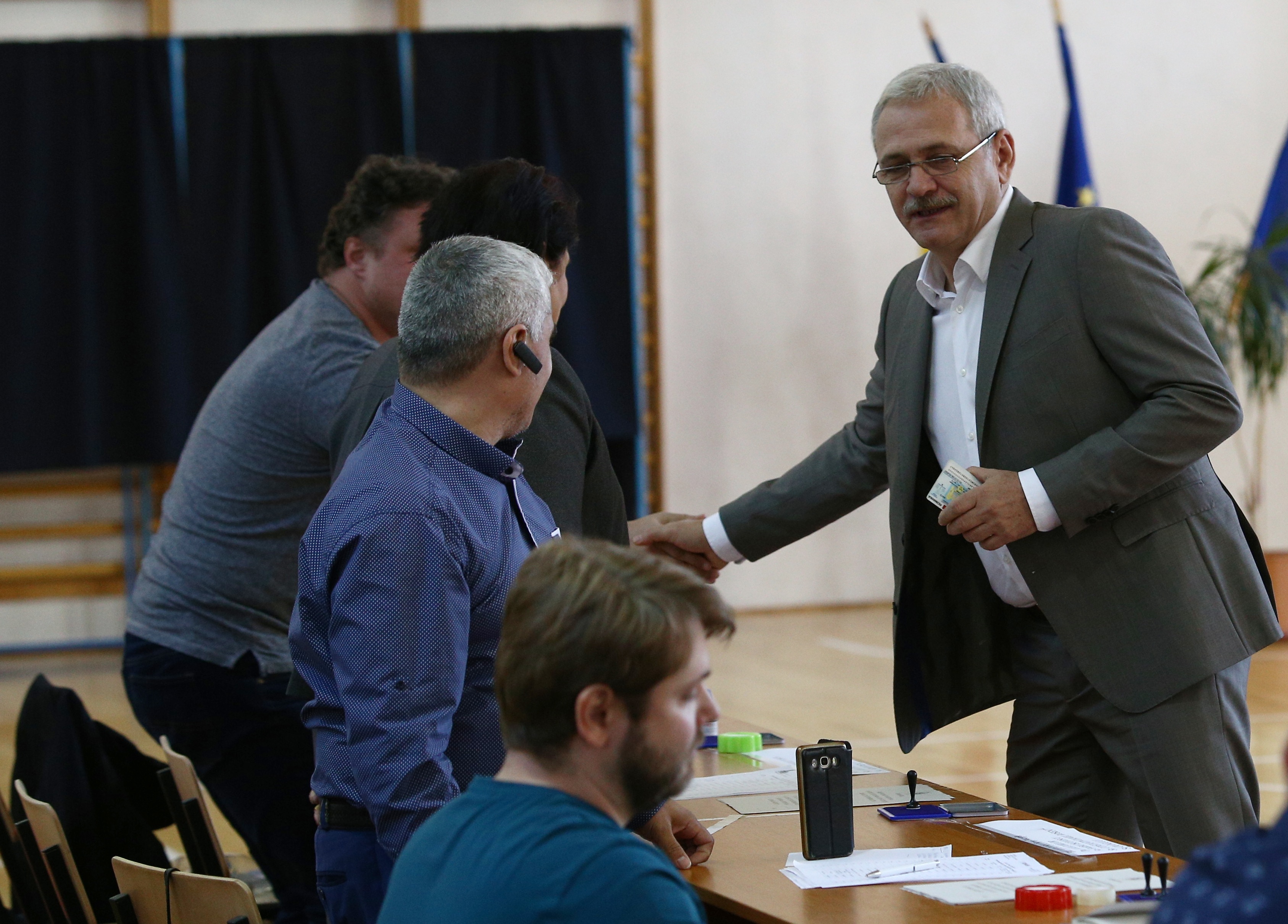 VIDEO & FOTO / Mesajul transmis de Liviu Dragnea, după ce votat la referendum: "Nu e un vot împotriva unei minorităţi sexuale!"