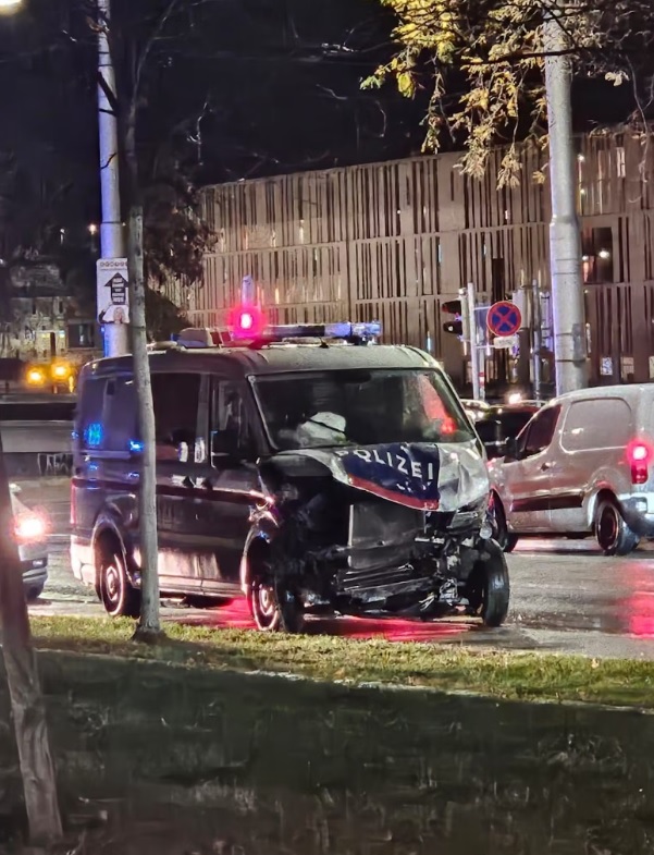 O dubă a poliției a intrat în plin într-o ambulanță, într-o intersecție din Viena. Ambele aveau semnalele luminoase pornite