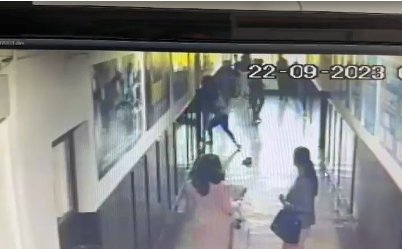 Elevă din Mioveni, izbită de perete și lovită cu picioarele de un coleg, pe holul liceului. A ajuns la spital cu maxilarul fracturat