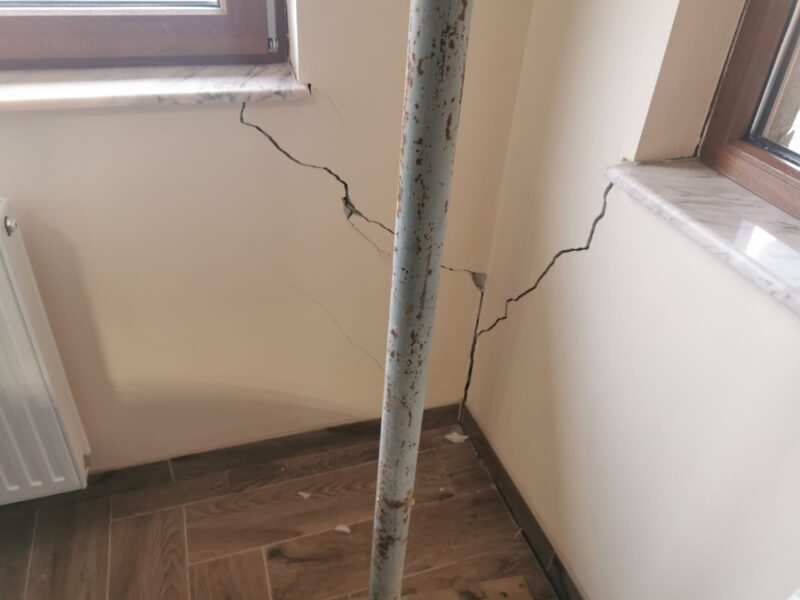 Alunecare de teren și case avariate de lucrările pentru apă și canalizare, în localitatea Turț din județul Satu Mare
