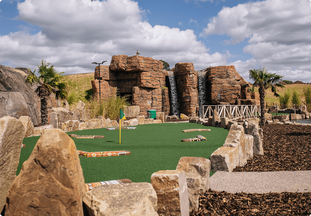 Cel mai mare teren de minigolf din Europa se întinde pe o suprafață de 107.000 de metri pătrați și are propria cascadă