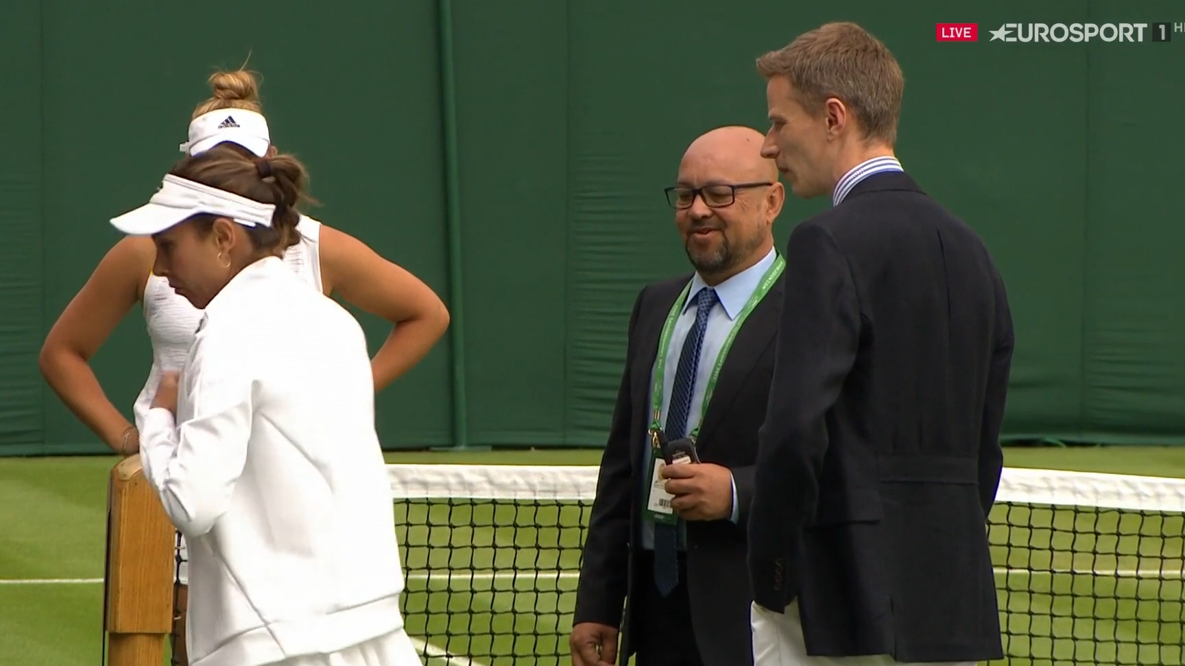 Cum a apărut îmbrăcată Mihaela Buzărnescu pe teren astăzi la Wimbledon. Organizatorii au pus-o să se schimbe imediat
