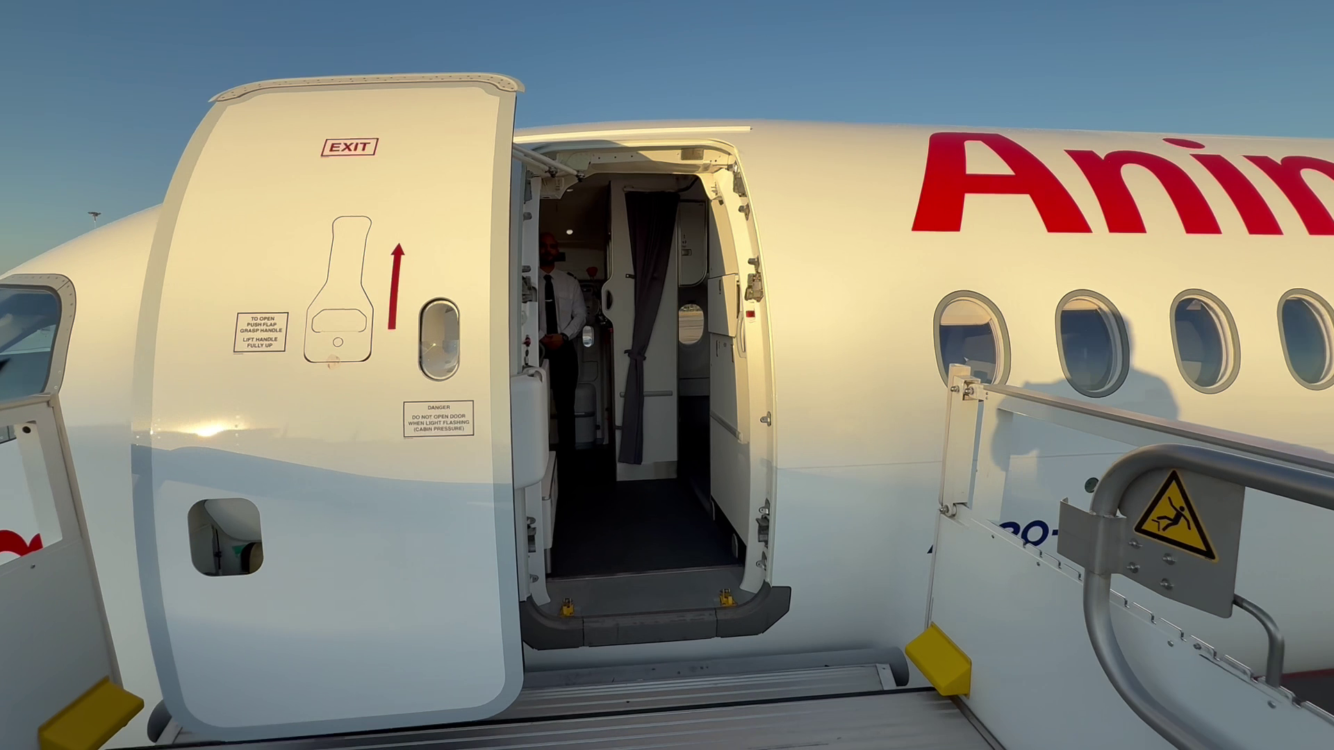 Meniu de lux în cel mai nou Airbus al unei companii românești! Libertatea a urcat la bordul noului avion de peste 100 de milioane de euro