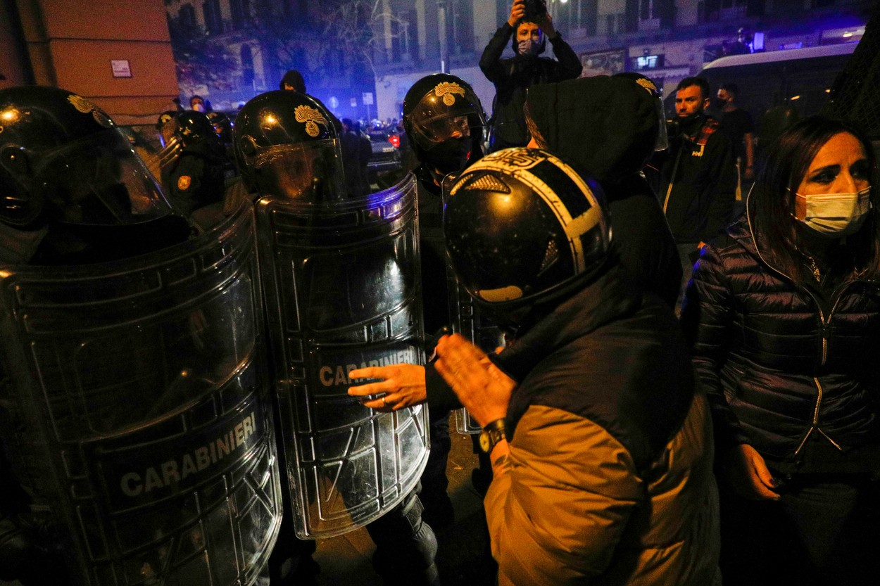 VIDEO | Lupte de stradă la Napoli între protestatari și forțele de ordine din cauza măsurilor anti-COVID luate de autorități