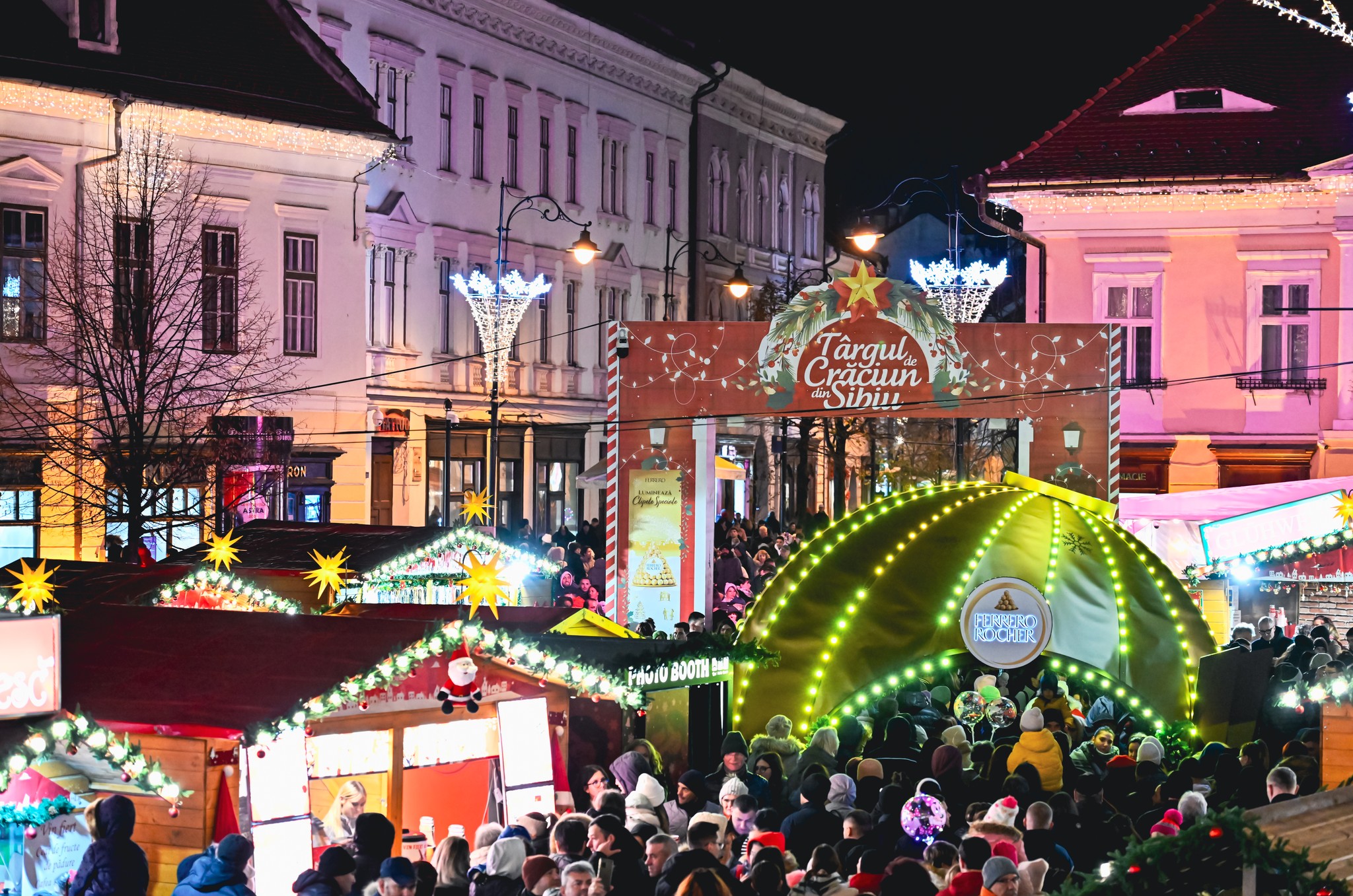 Târgul de Crăciun Sibiu 2025. Peste 100 de căsuțe cu delicii gastronomice, o roată panoramică de 22 de metri și Atelierul lui Moș Crăciun vă așteaptă în centrul orașului
