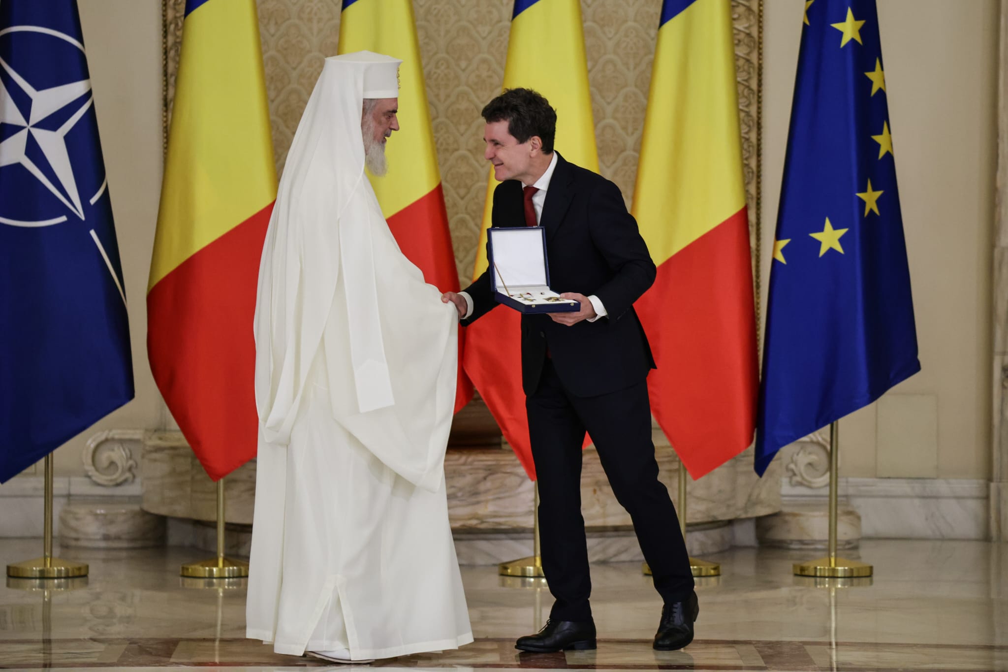 Bartolomeu I, decorat de Nicușor Dan după sfințirea Catedralei Neamului: „România trăieşte un moment istoric”