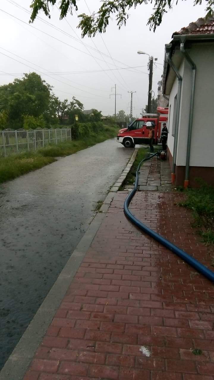 FOTO/ Mașină blocată în ape sub un pod din Timișoara. Inundații în tot județul Timiș după codul portocaliu de ploi
