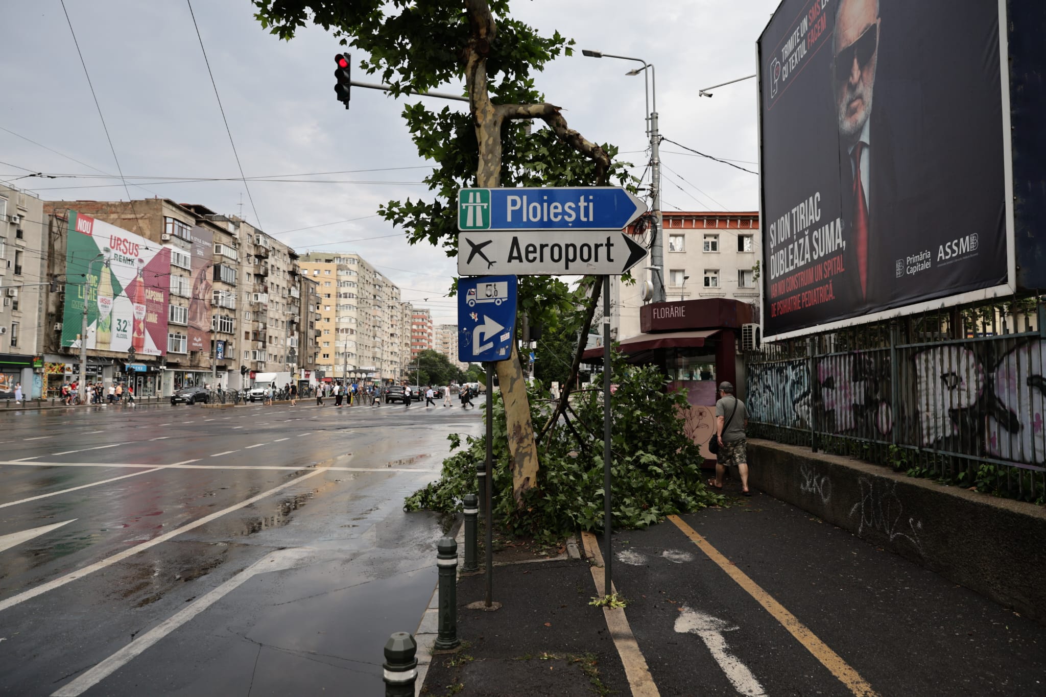Dezastru după furtuni: București este sub ape iar aproape 30.000 de oameni din 65 de localități sunt fără curent. Pompieri din 9 județe vin în ajutor