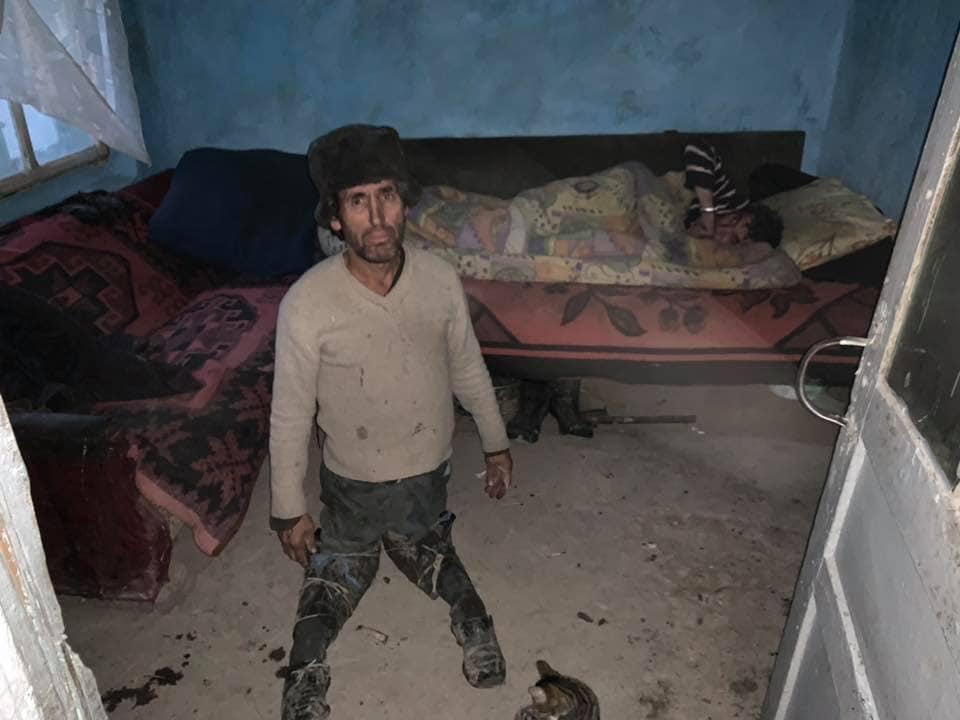 FOTO | Povestea tragică a lui nea Ion, un bătrân care merge în genunchi, dar are grijă de fratele său imobilizat în pat
