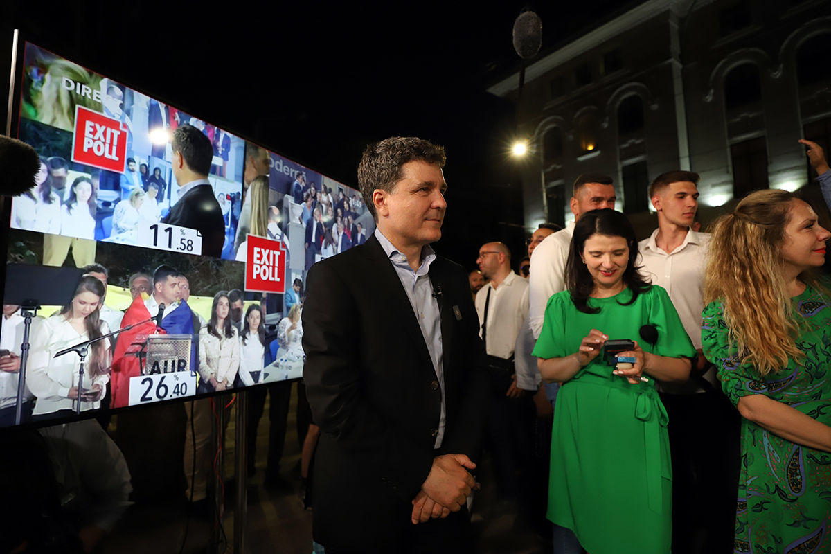 REPORTAJ Noaptea prin București când Nicușor a devenit Nicu. Alături de edilul Capitalei, în mijlocul voluntarilor și al bucureștenilor ieșiți pe răcoare la plimbare