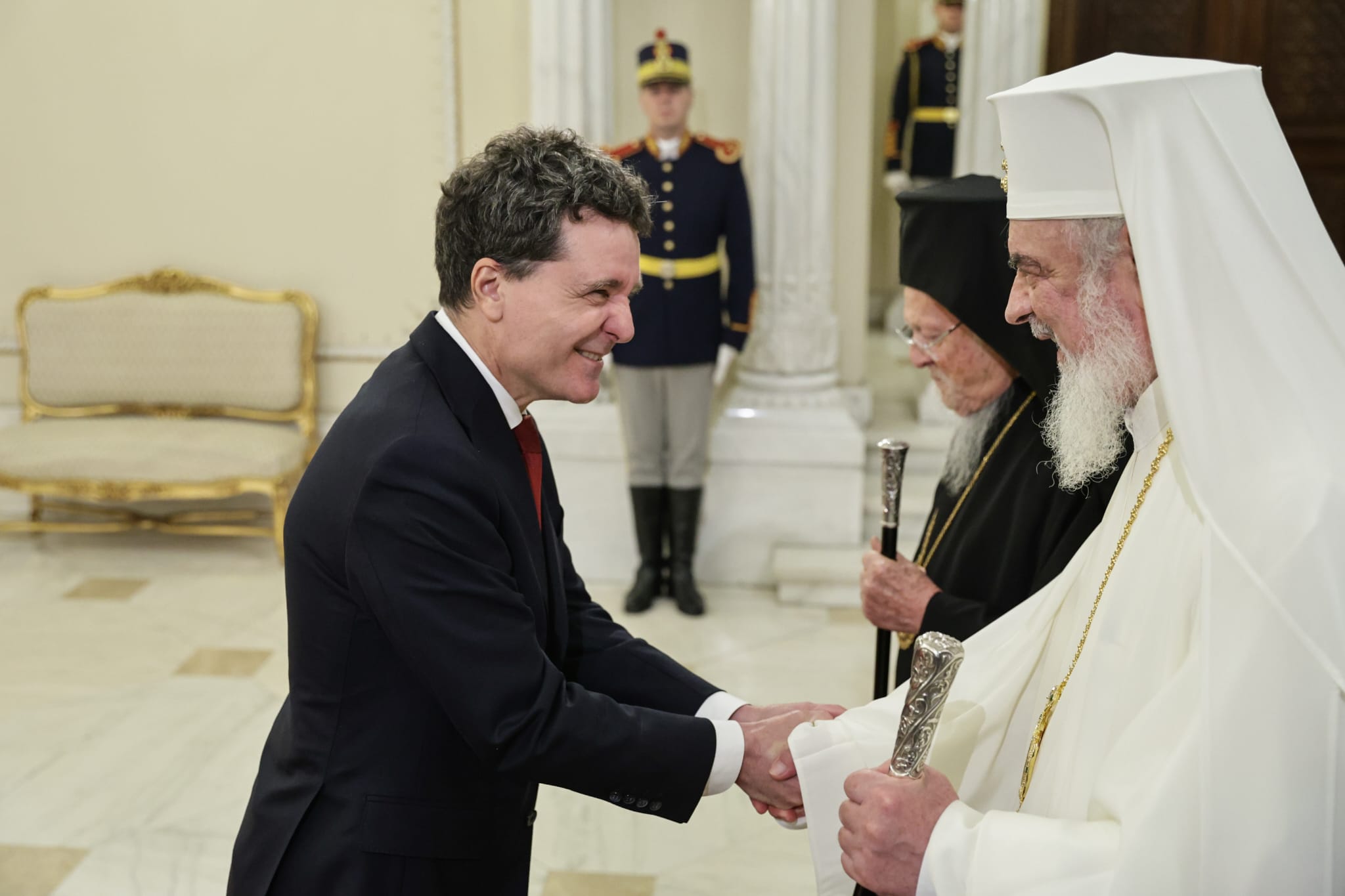 Bartolomeu I, decorat de Nicușor Dan după sfințirea Catedralei Neamului: „România trăieşte un moment istoric”