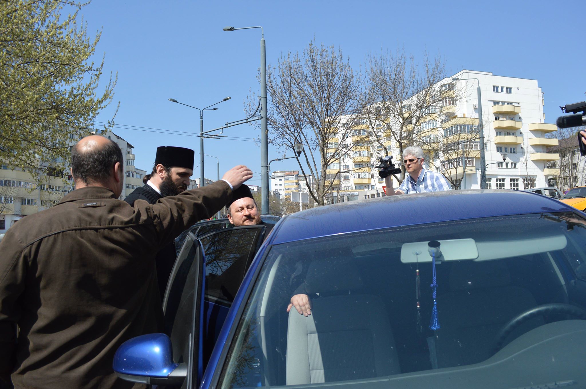 Fostul episcop de Huși Corneliu Onilă, la Tribunalul Vaslui. Fostul ierarh, audiat în dosarul în care trei preoți sunt judecați pentru că l-ar fi șantajat cu filme pornografice/ FOTO