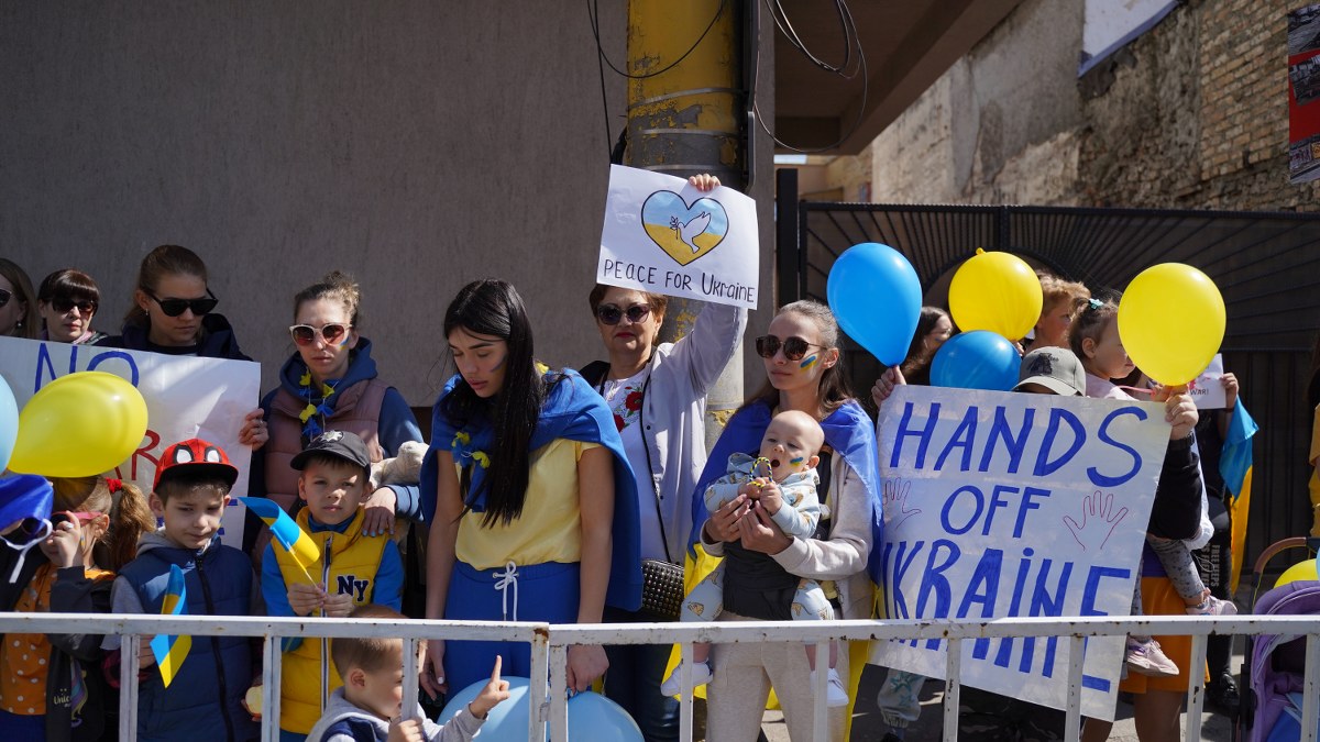 VIDEO | Femei cu copii din Ucraina, protest în fața Consulatului Rusiei de la Constanța. „Vreau să merg acasă, la tati”