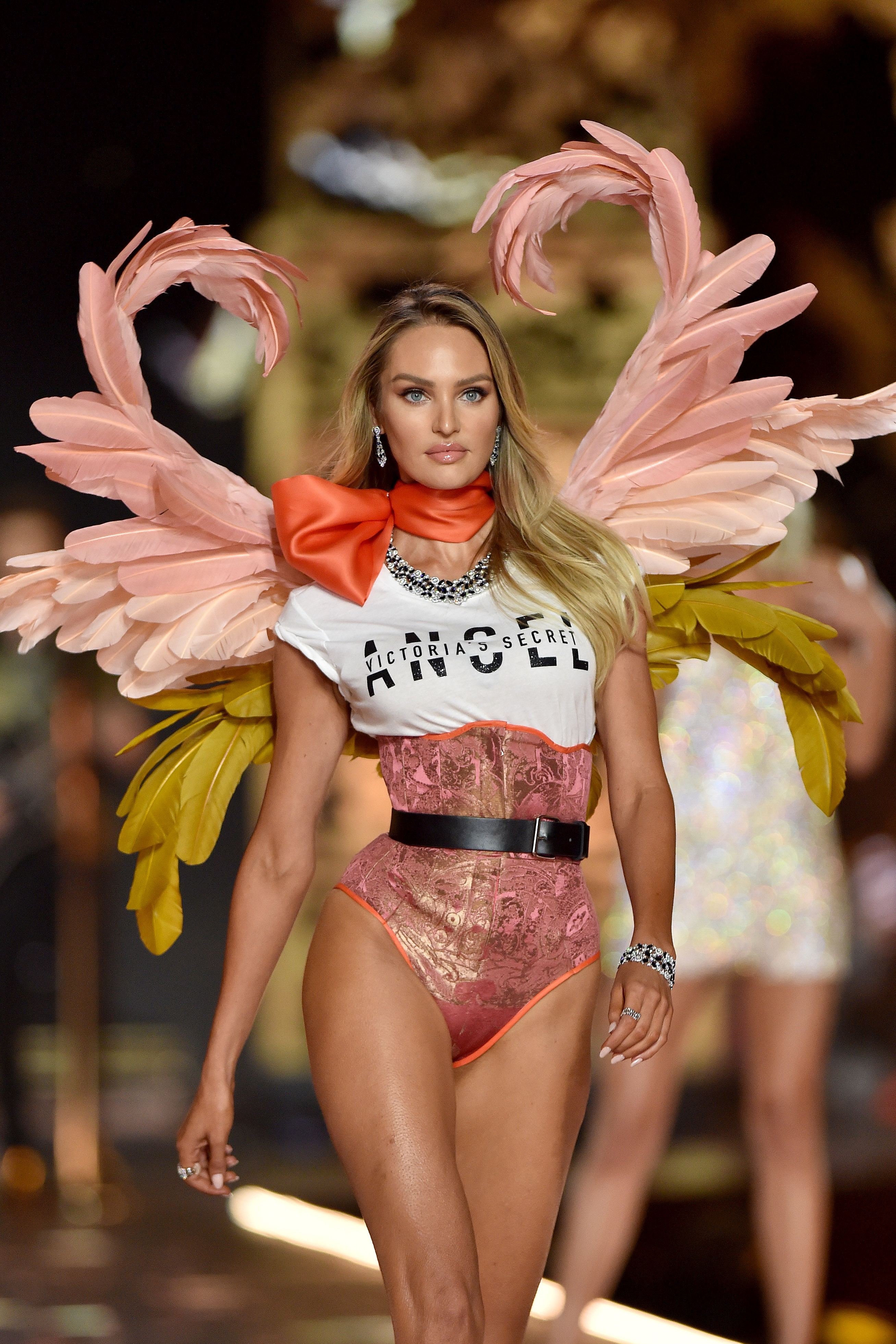 FOTO | Kendall Jenner, Bella și Gigi Hadid și-au deschis aripile de "îngeri" în show-ul uimitor marca Victoria’s Secret