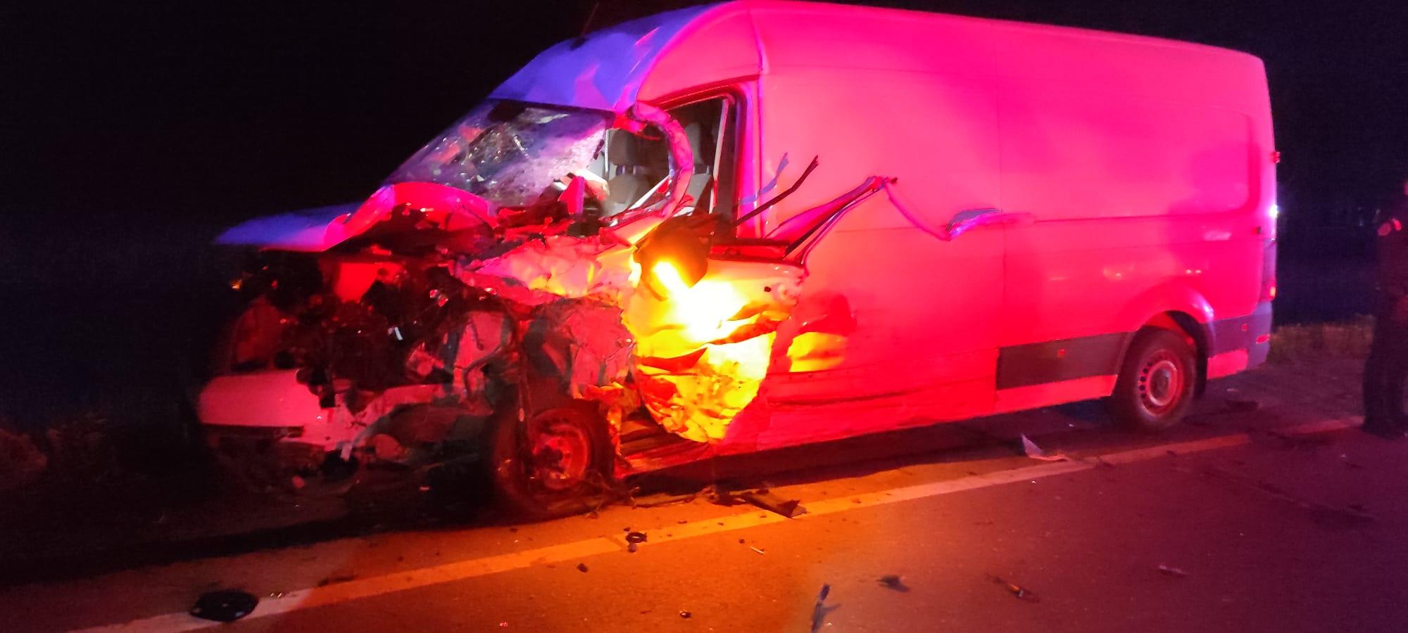Accident grav în Cluj. Trei bărbați, răniți după ce o mașină şi două autoutilitare s-au ciocnit