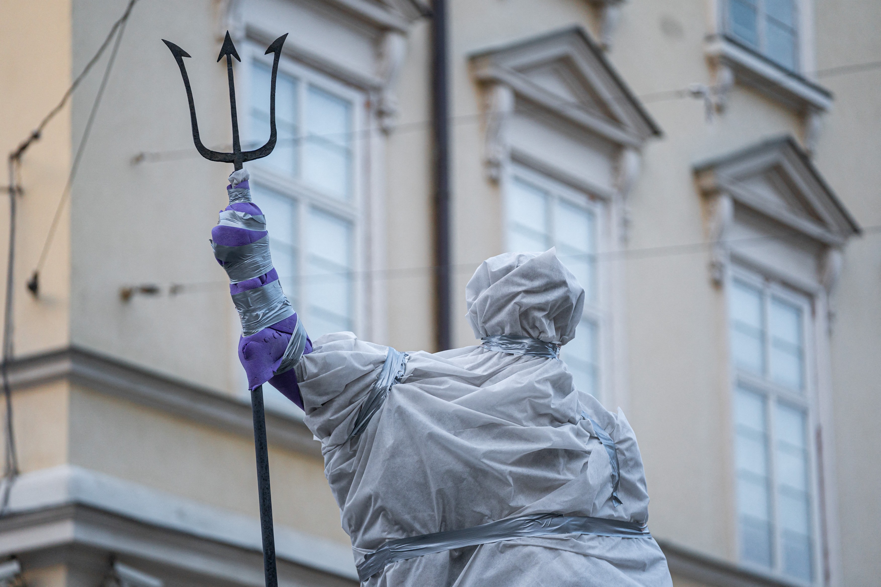„Veste antiglonț” pentru statui. Ucrainenii învelesc monumentele în burete și folii de plastic ca să le apere de gloanțe