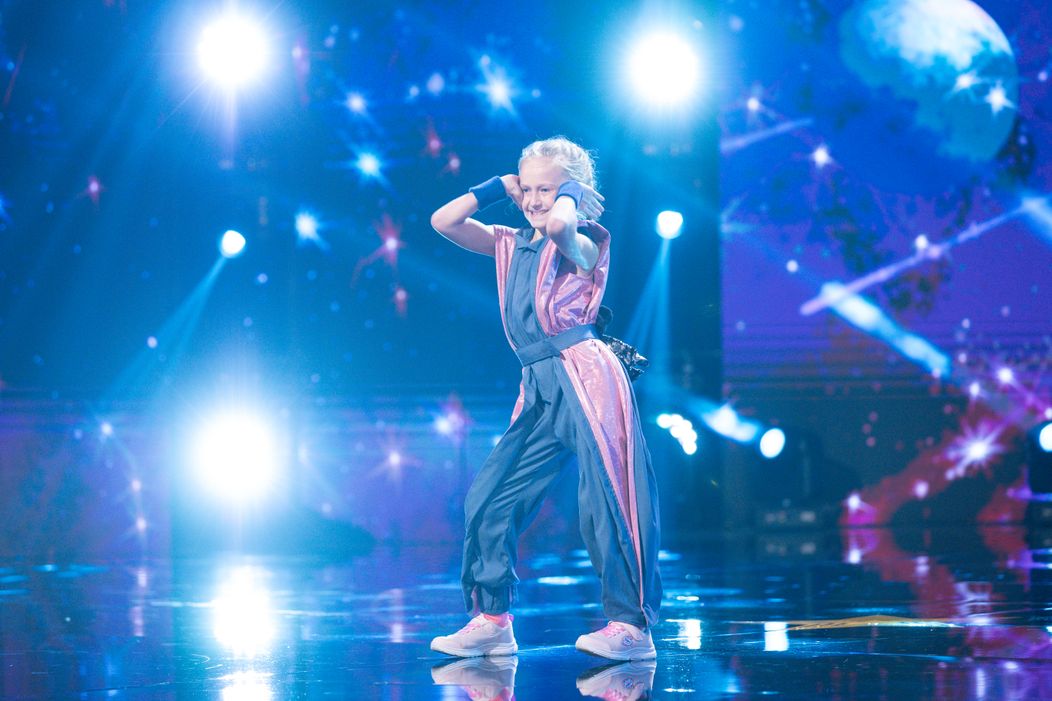 Xenia Balteanco, fetița de 9 ani care a făcut spectacol pe scena „Românii au talent”. I-a lăsat mască pe jurați. „Este de nivelul unui dansator profesionist”
