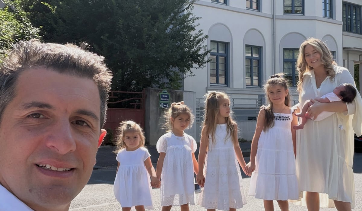 Imagine emoționantă cu Laura Cosoi și Nina, cea de-a cincea fetiță a vedetei. Familia se pregătește de botez. „Iubire”
