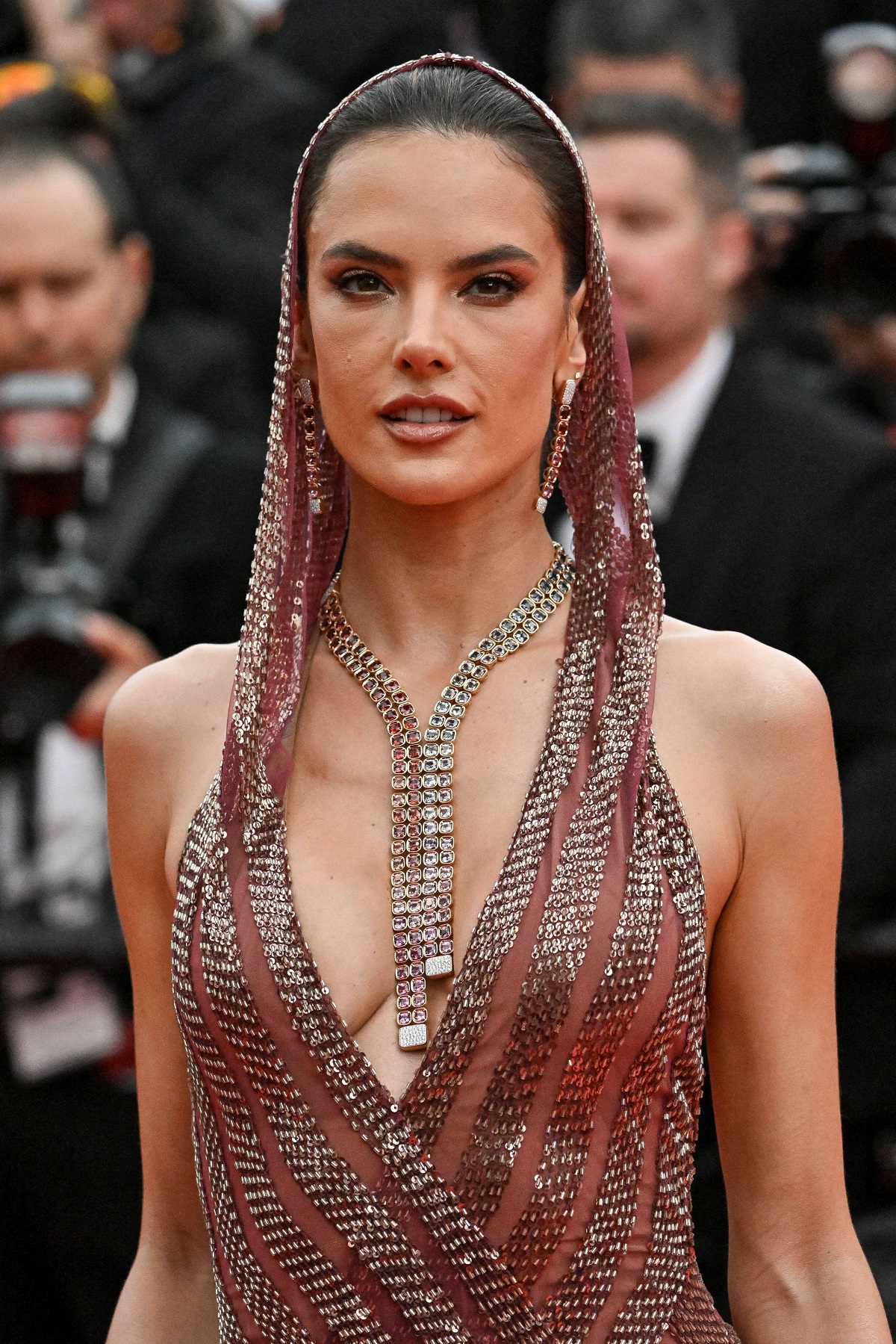 A comis-o la Cannes 2023. Fotomodelul a purtat o rochie mult prea decoltată pe covorul roșu