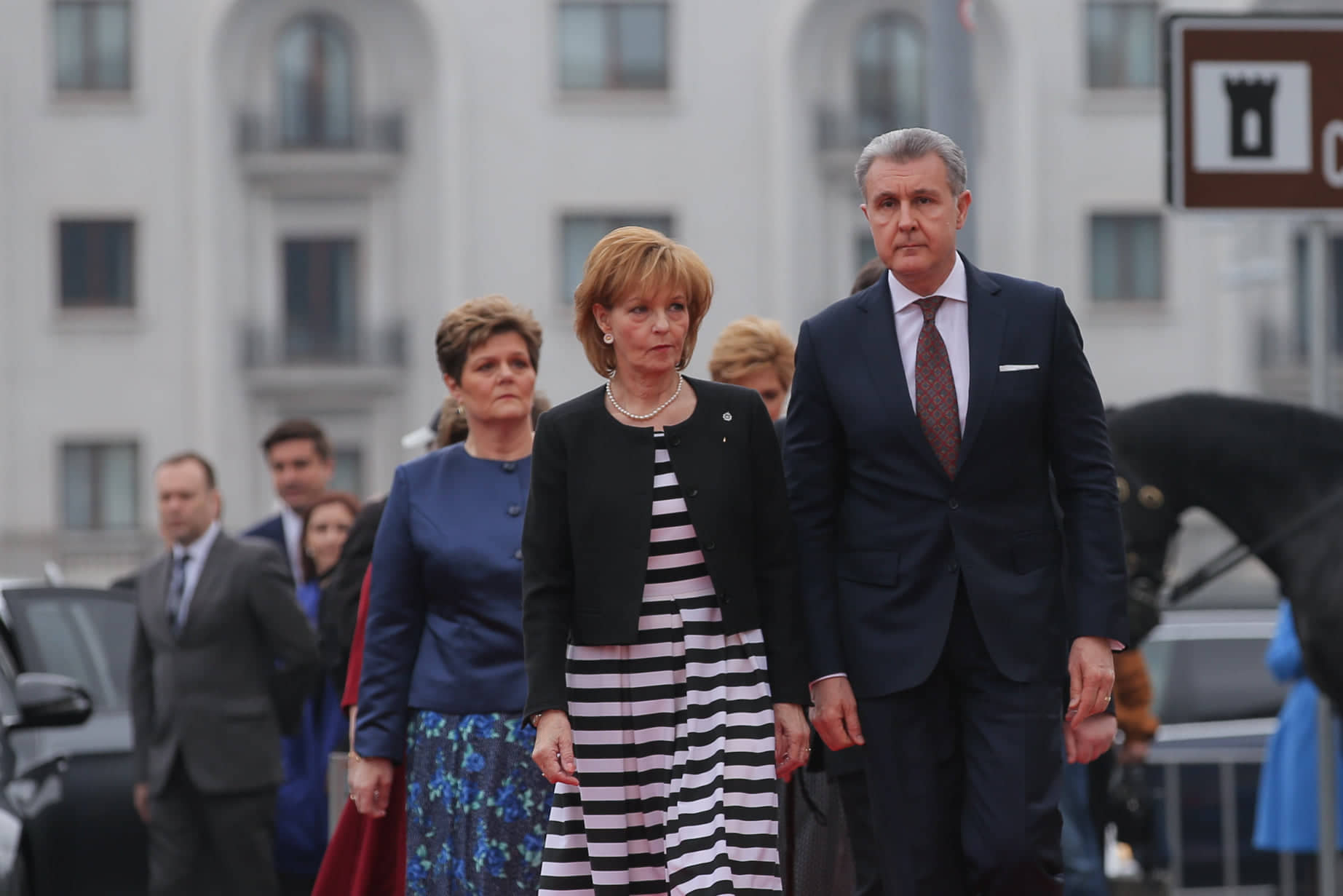 UPDATE. Ziua Regelui, marcată prin manifestări culturale. Ceremonie militară şi depuneri de coroane de flori la statuia Regelui Carol I din Piaţa Palatului Regal | FOTO&VIDEO