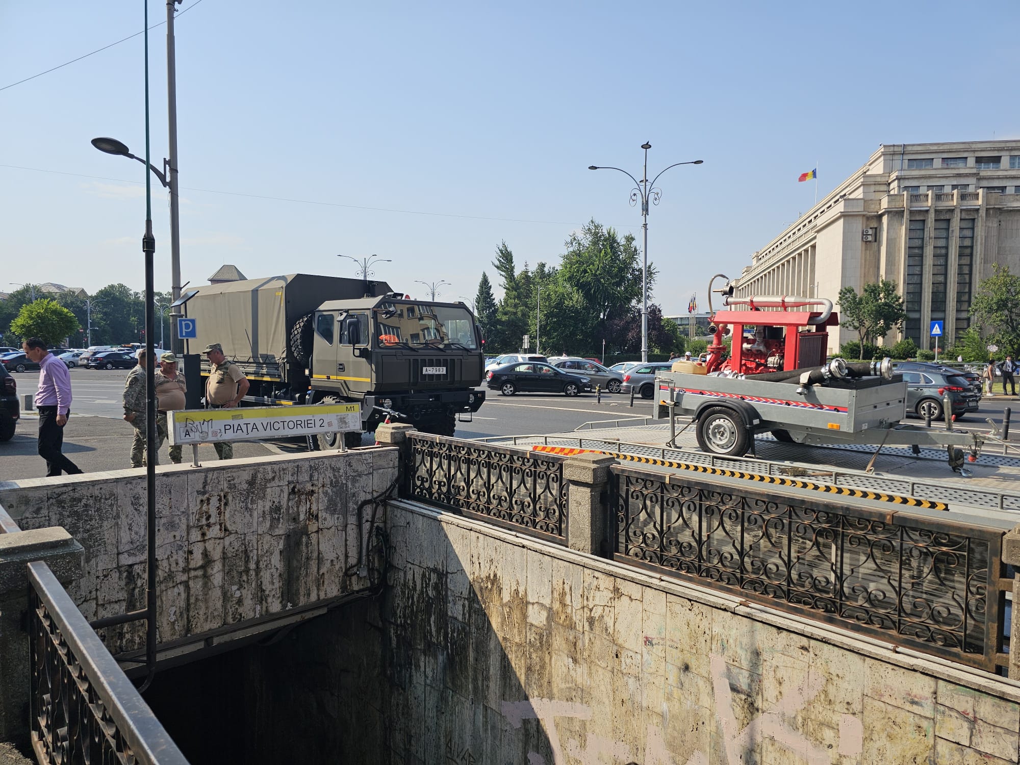 Bilanț negru al potopului în București și Ilfov: 1.000 de copaci căzuți, sute de case inundate, 456 de mașini distruse. Stația Piața Victoriei 2 rămâne închisă