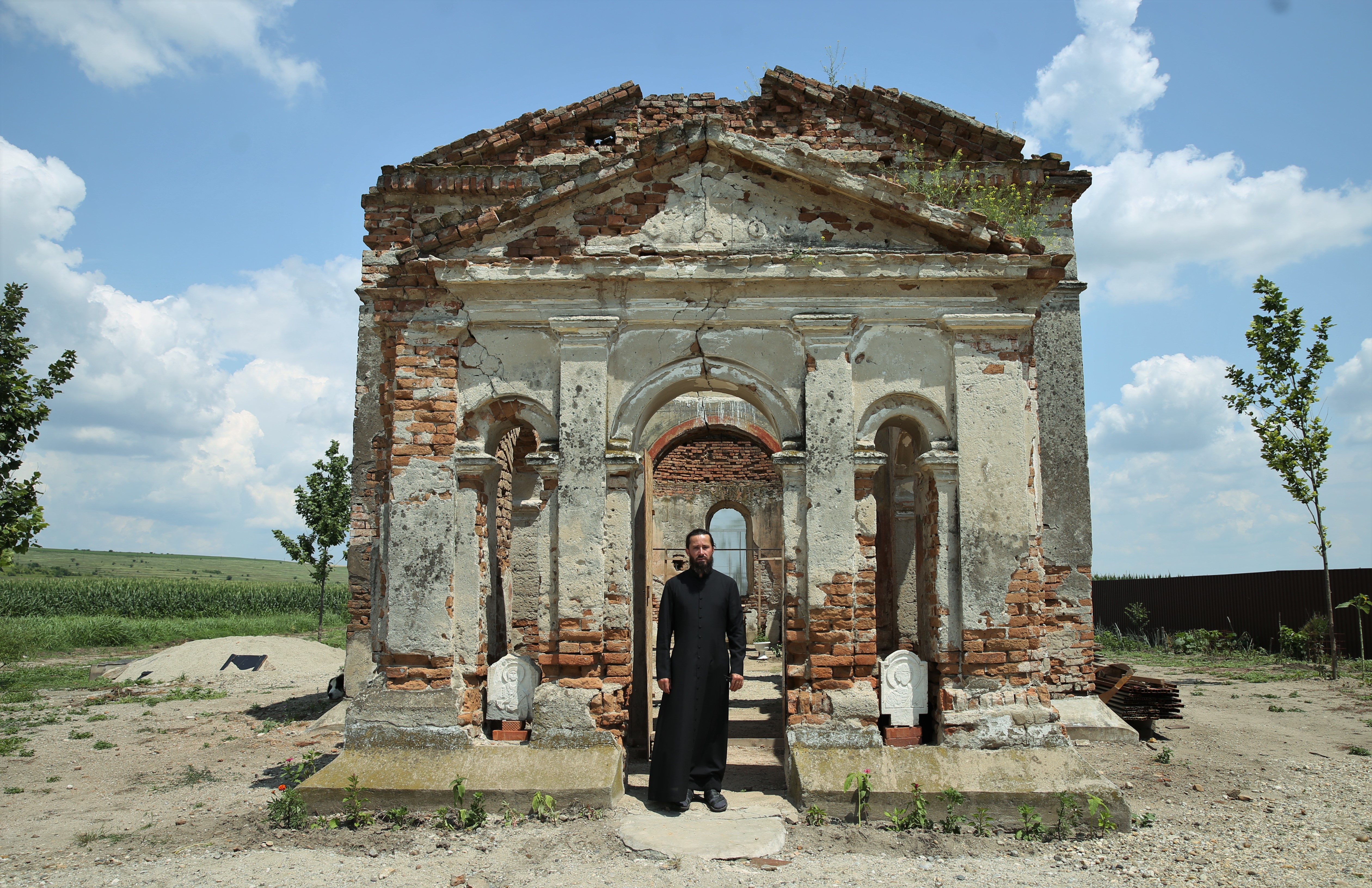 Izolare sau sihăstrie. De un an jumătate, călugărul Justinian este starețul unei biserici-ruină, din Teleorman
