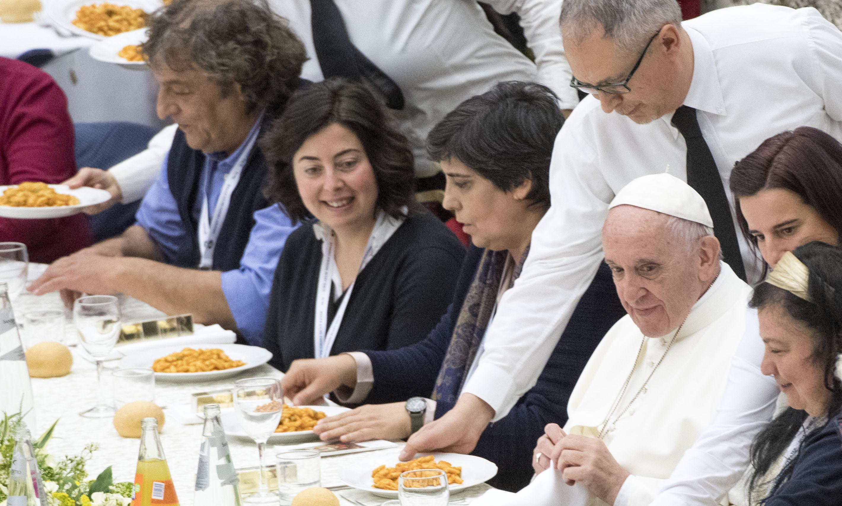 Papa Francisc a invitat persoane fără adăpost la Vatican: "Ajutorarea celor săraci este pașaportul către paradis"